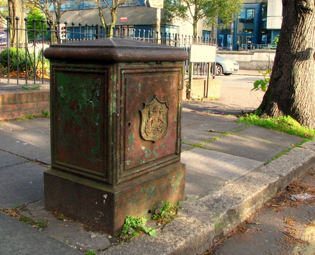 File:Unknown box, Wellington Park - geograph.org.uk - 1019961.jpg