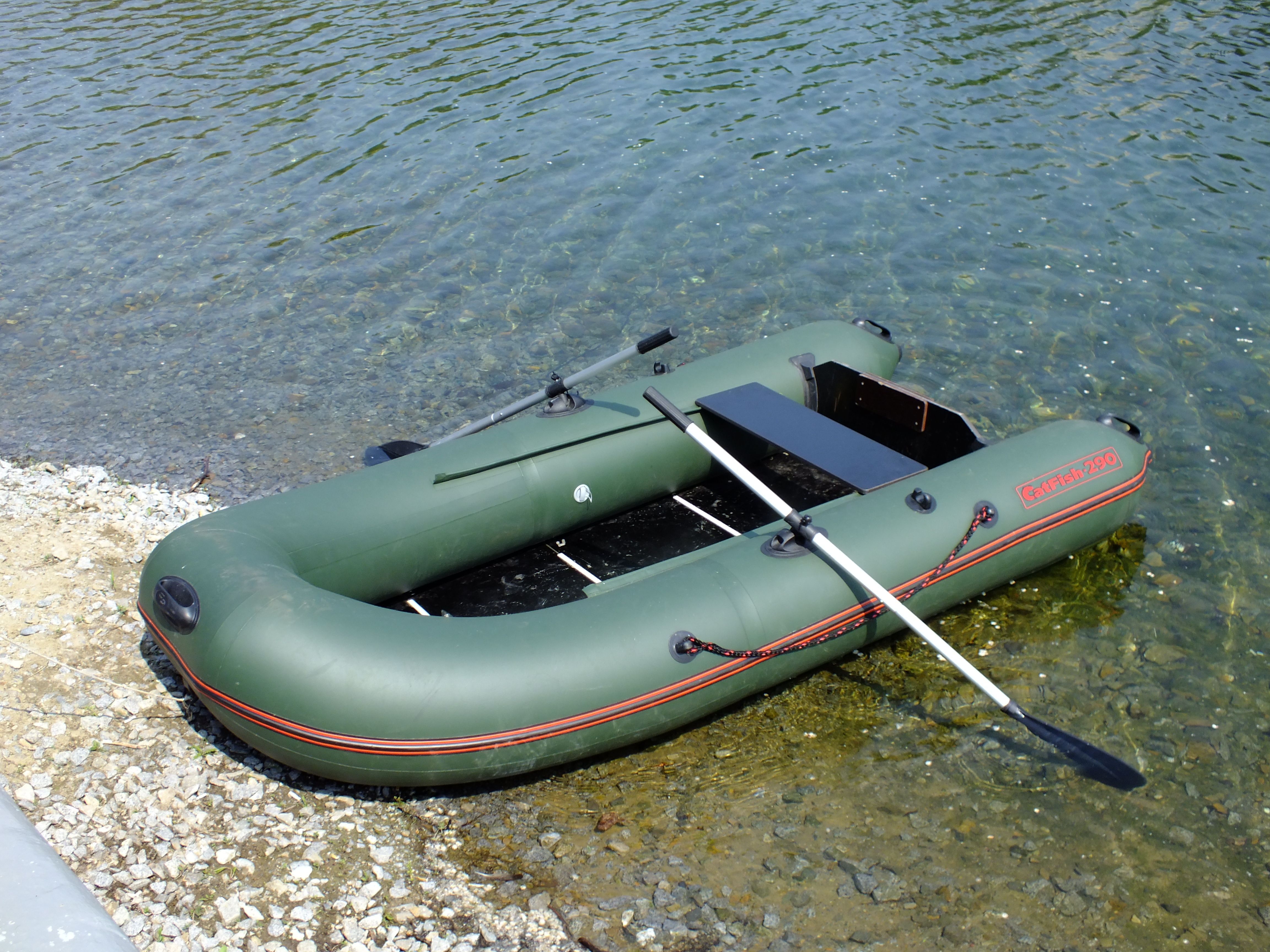 Фото лодки на воде с мотором