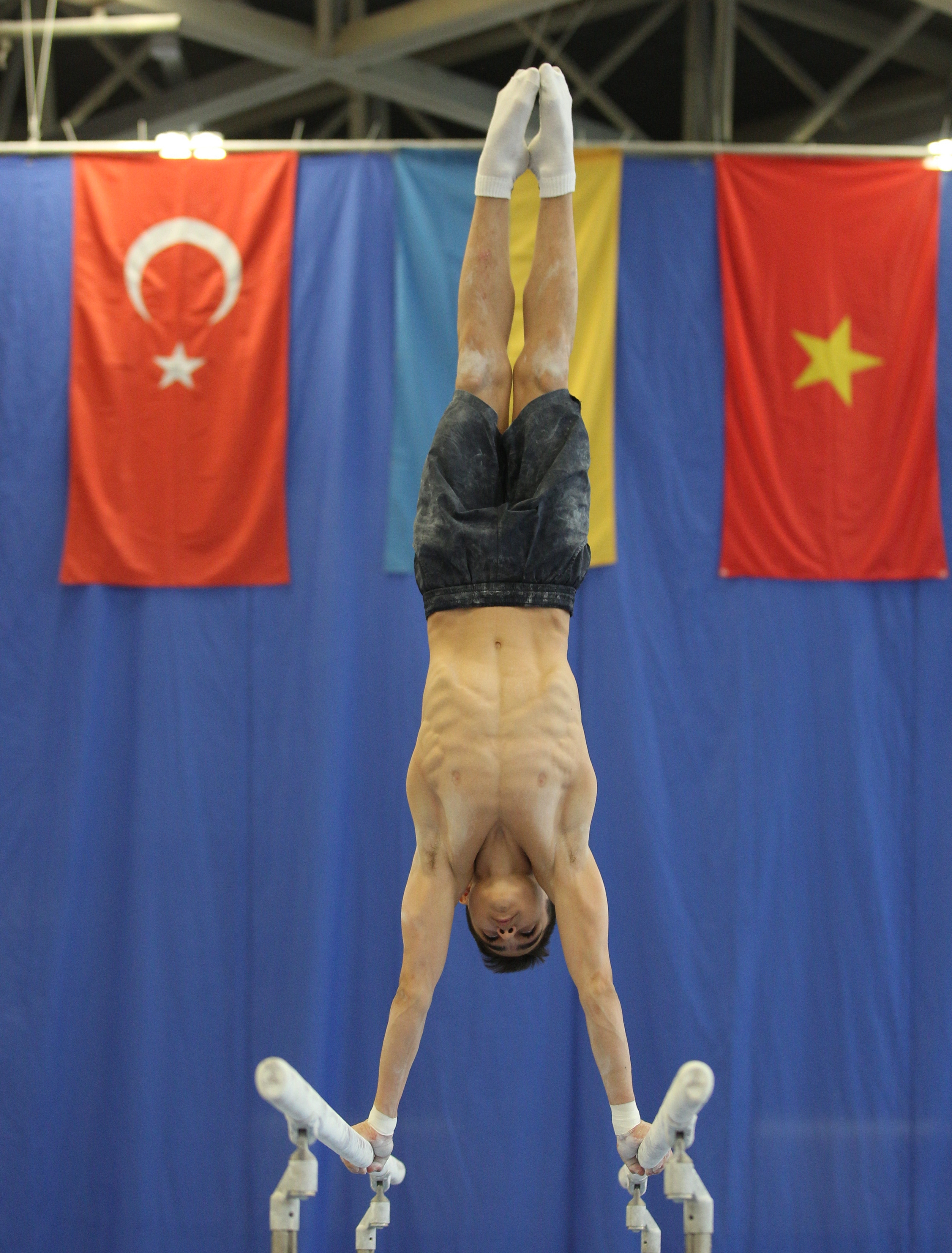 File 19 05 24 Budapest Cup Training Parallel Bars Martin Rulsch 249 Jpg Wikimedia Commons