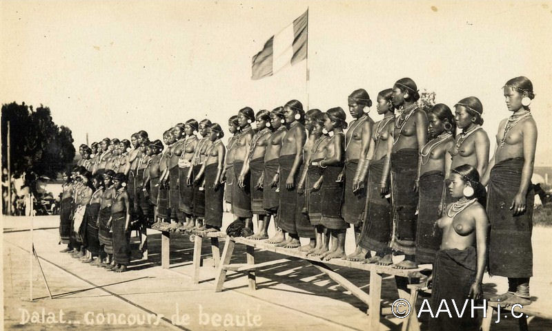 File:AP0621-Sogny-Marien Annam, Dalat, 1933 – Concours de beauté.jpg