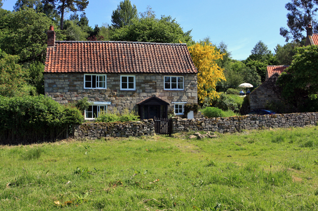 File:A farm cottage near Rievaulx Abbey - geograph.org.uk - 1343839.jpg
