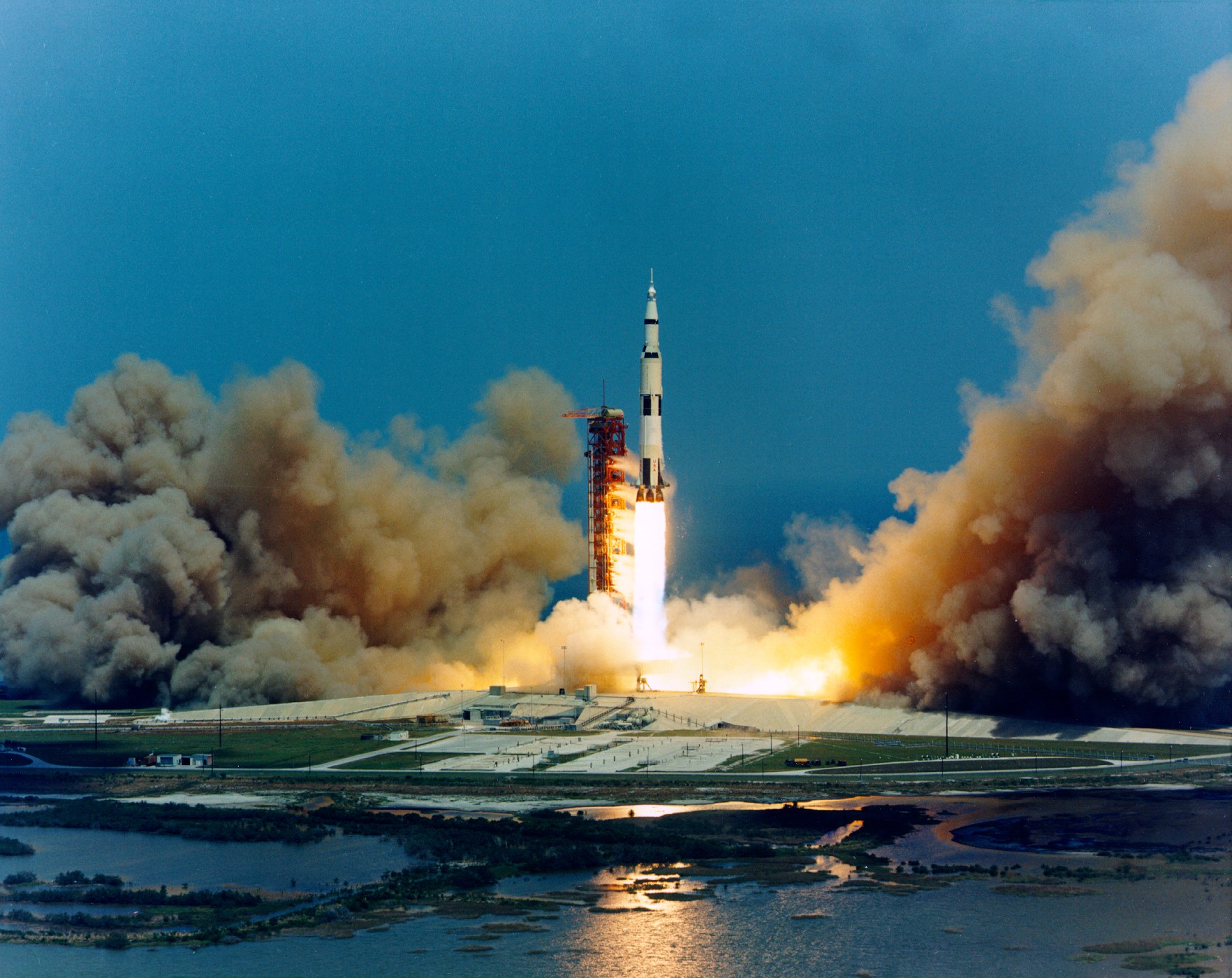 Apollo_16_lift-off.jpg