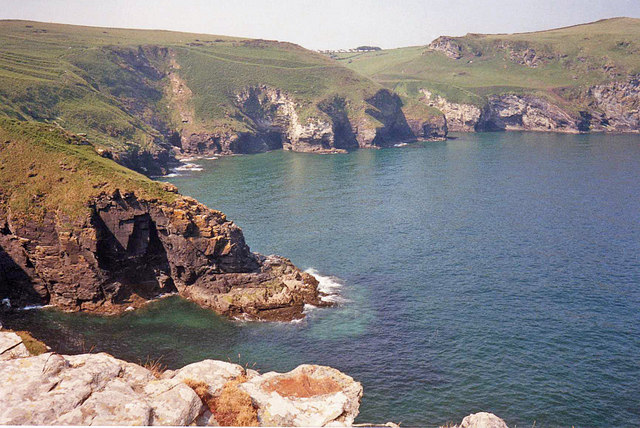 File:Bossiney Haven - geograph.org.uk - 1378269.jpg