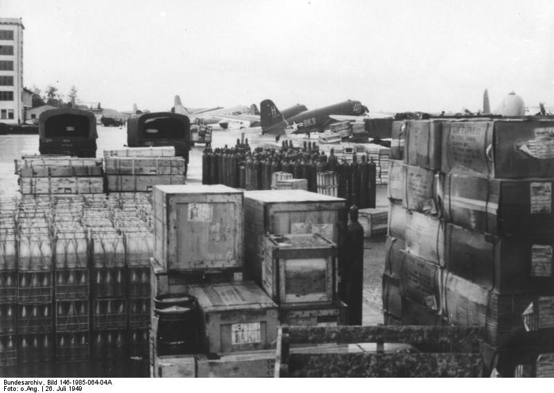  Berlin-Blockade (Erste Berlin-Krise) Bundesarchiv_Bild_146-1985-064-04A%2C_Frankfurt-Main%2C_Luftbr%C3%BCcke%2C_G%C3%BCter