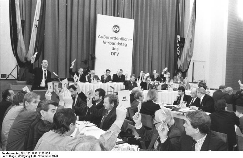 File:Bundesarchiv Bild 183-1990-1120-004, Auflösung des DDR-Fußballverbandes.jpg