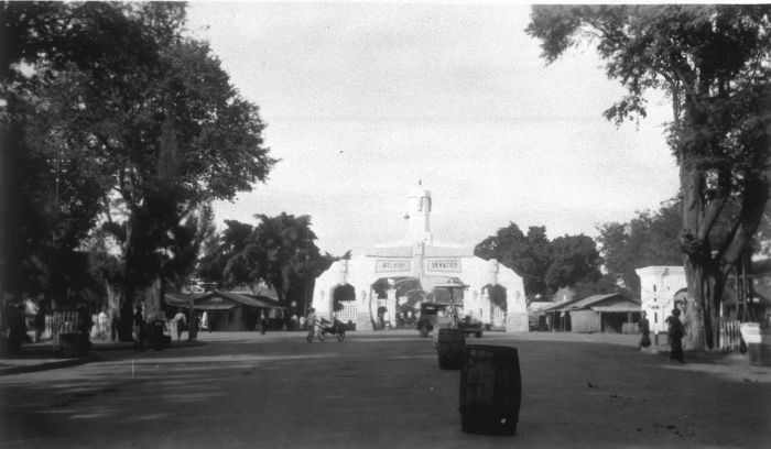 File:COLLECTIE TROPENMUSEUM De erepoort te Surakarta (Solo) op Midden Java met als opschrift 'Welkom Sekaten' TMnr 60010898.jpg