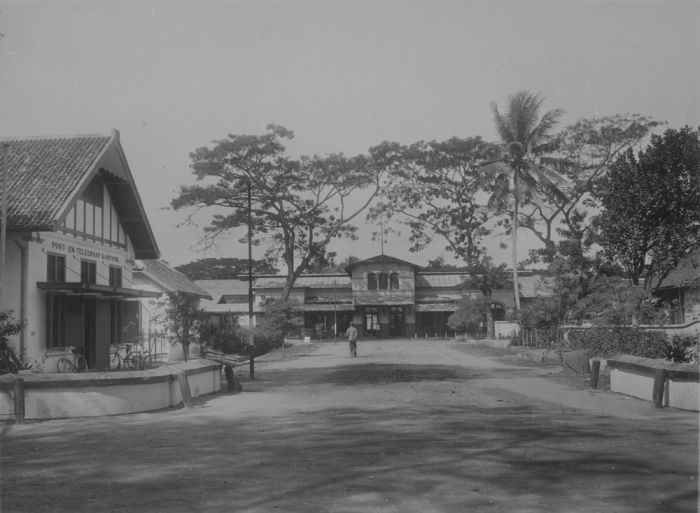 File:COLLECTIE TROPENMUSEUM Post- en telegraafkantoor en spoorwegstation TMnr 60044990.jpg