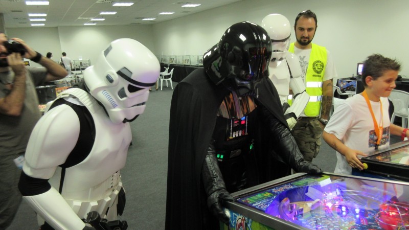 Archivo:Darth Vader jugando pimball en RetroEuskal.JPG