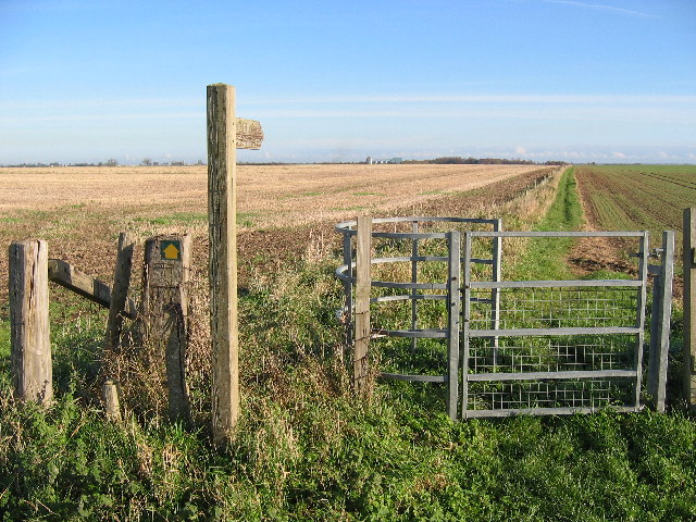 File:Farmland at TA002513 - geograph.org.uk - 82196.jpg