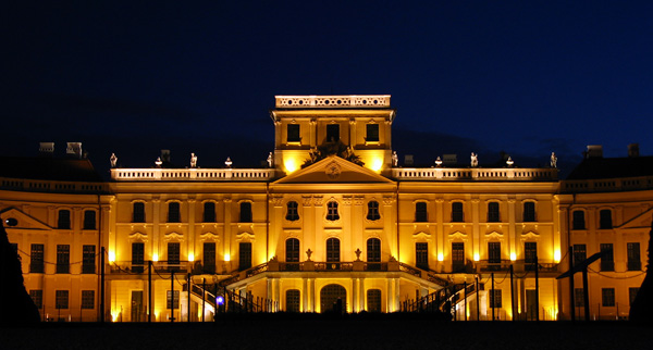 File:Fertod, Palais Esterhazy de nuit.jpg