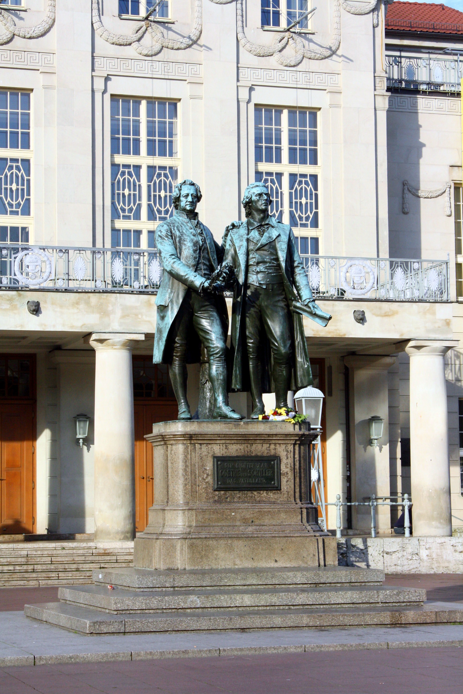 Гете и шиллер. Город Weimar.Goethe-und-Schiller-Denkmal .с подписью. Город Weimar.Goethe-und-Schiller-Denkmal .с подписью на русском. Институт Шиллера в Дюссельдорфе фото. Рисунок карандашом Weimar. Das Goethe-und-Schiller-Denkmal для срисовки.