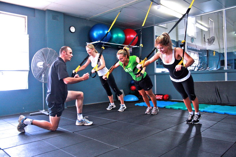 File:Group Personal Training at a Gym.JPG