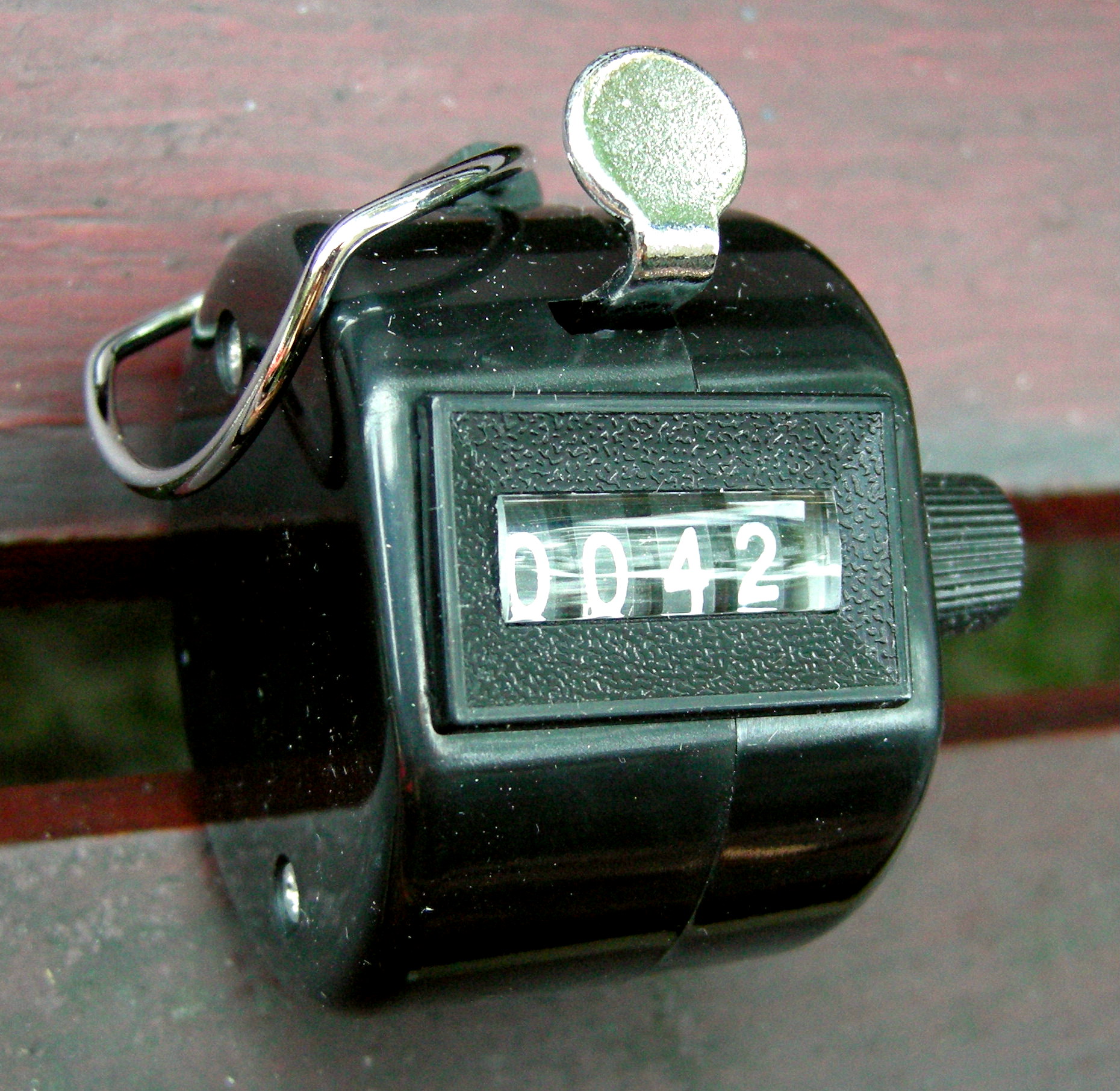 https://upload.wikimedia.org/wikipedia/commons/0/06/Hand_tally_and_knitting_row_counter_007.jpg