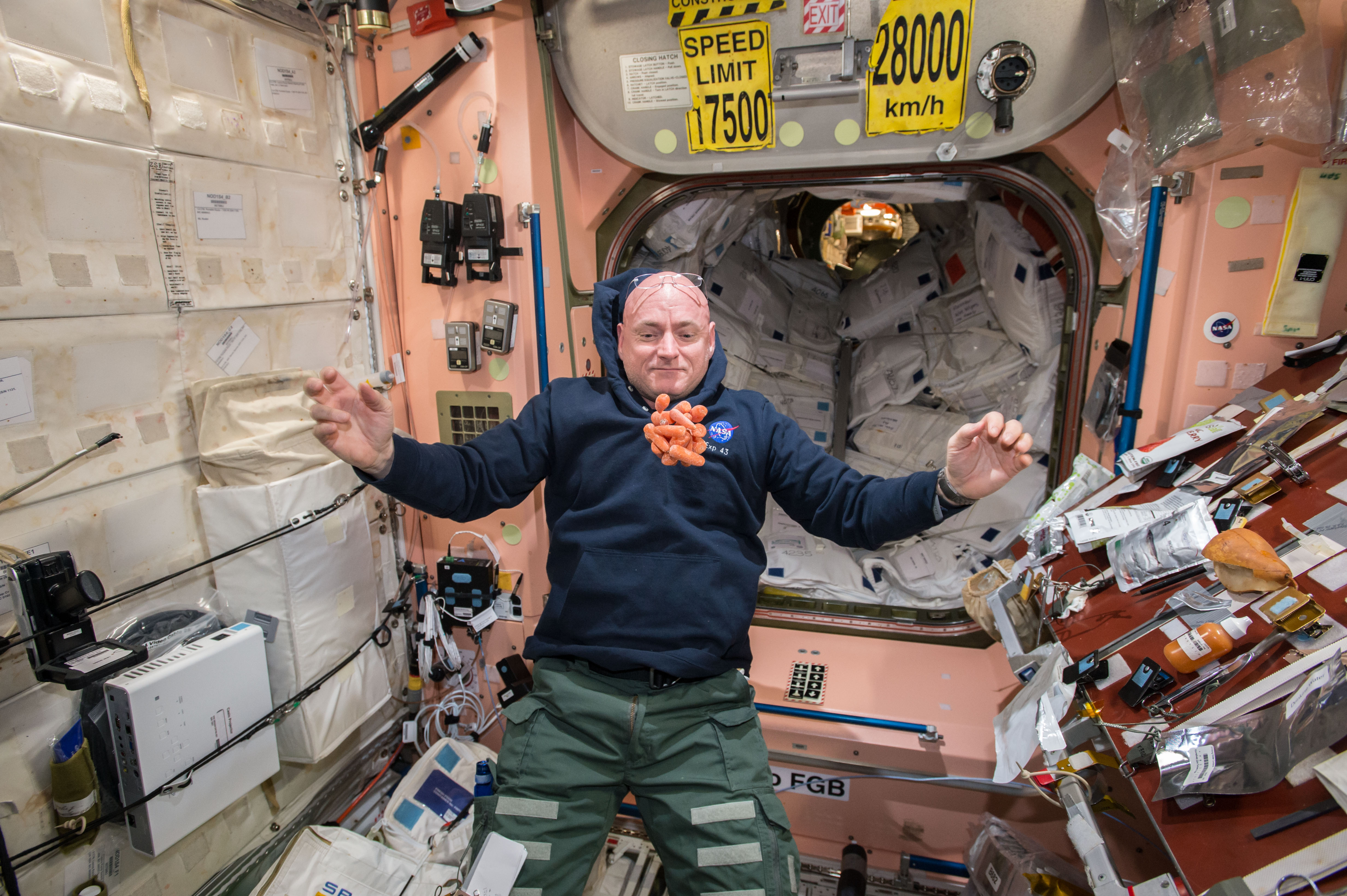 Условия на мкс. Скотт Келли астронавт. Скотт Келли астронавт фото. Скотт Келли в космосе. Космонавт в корабле.
