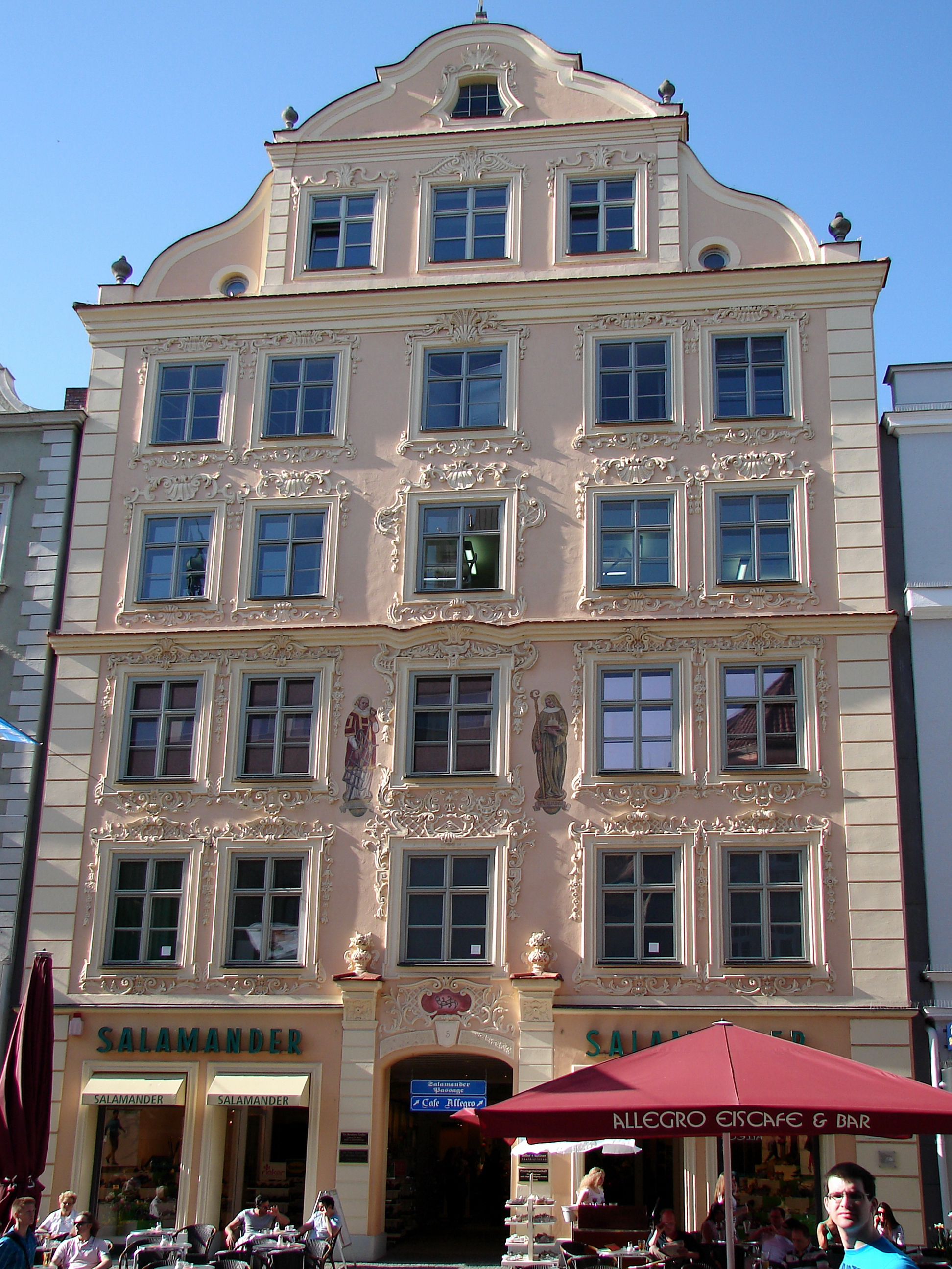 Fassade des Wohn- und Geschäftshauses, fünfgeschossig mit geschweiftem Knickgiebel und reicher Stuck...