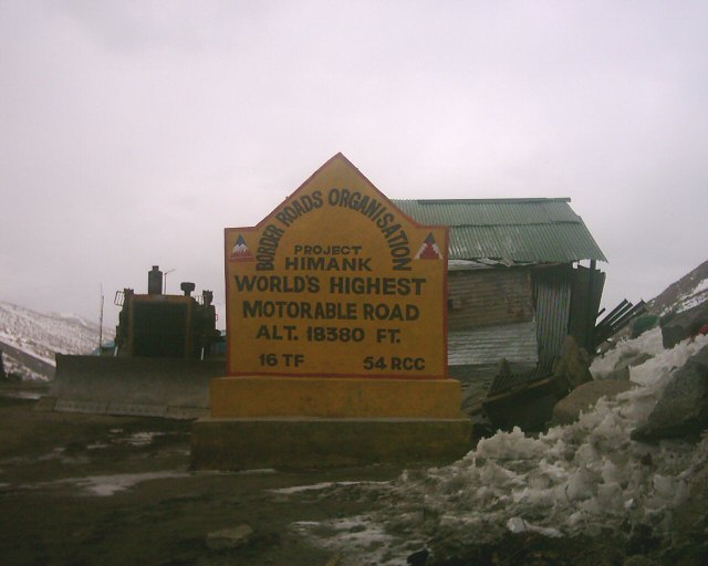 File:KhardungLa.jpg