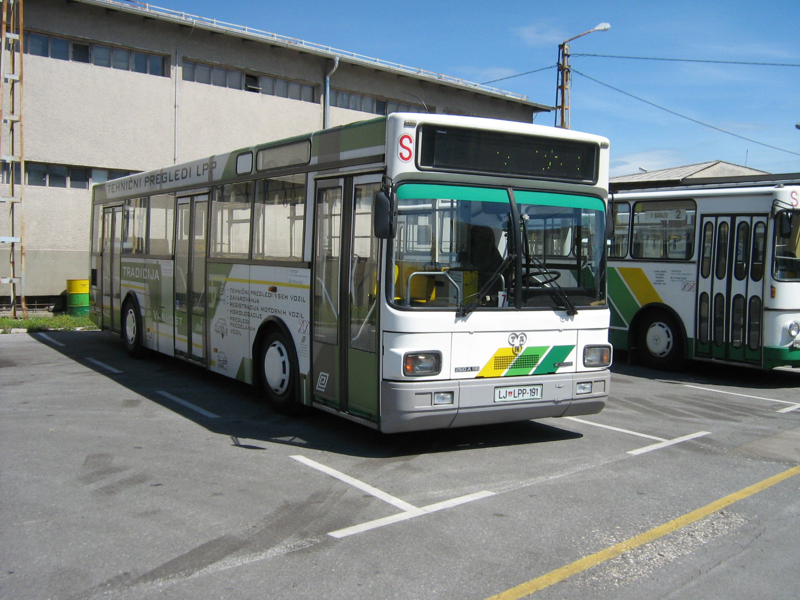 Автобус там. Там 260 автобус. Автобус Tambus. Автобусы в Словении.