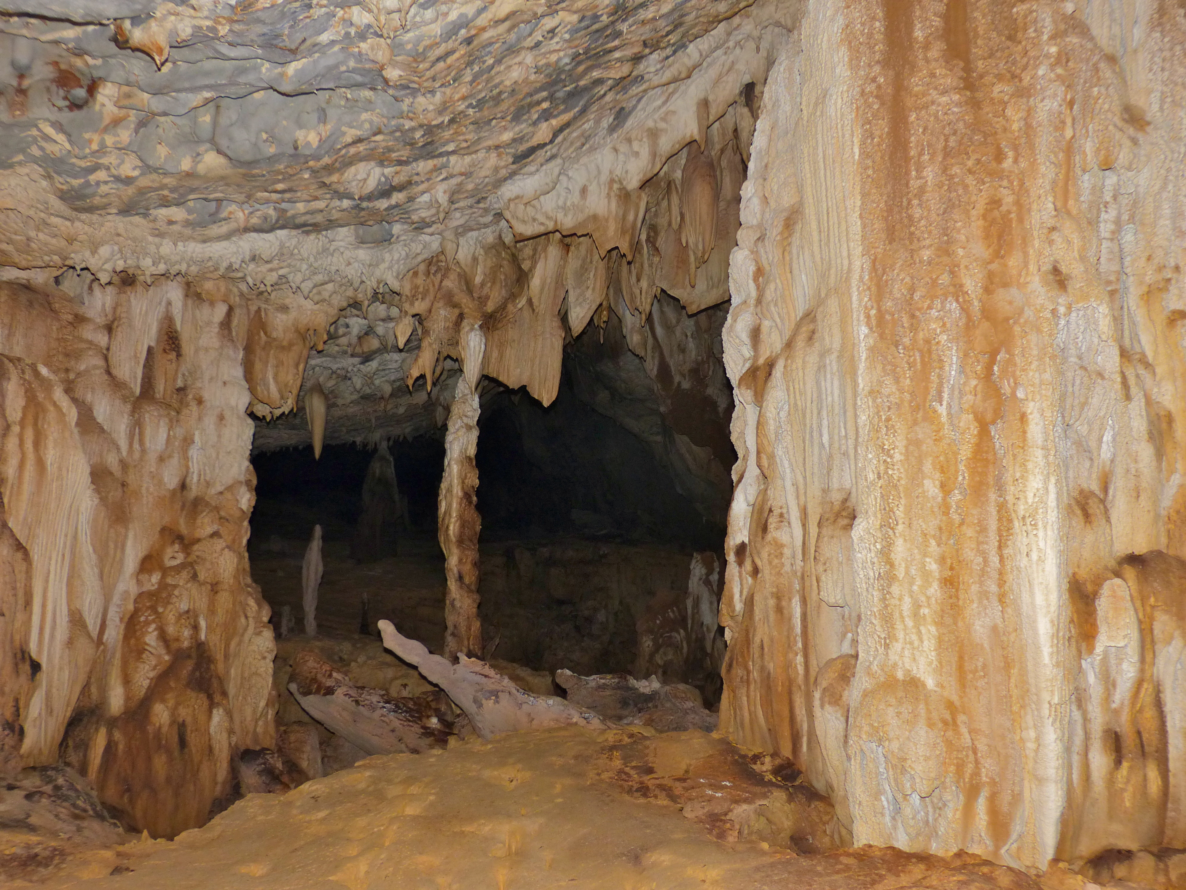 Lagang Cave Concretions (15593963692).jpg