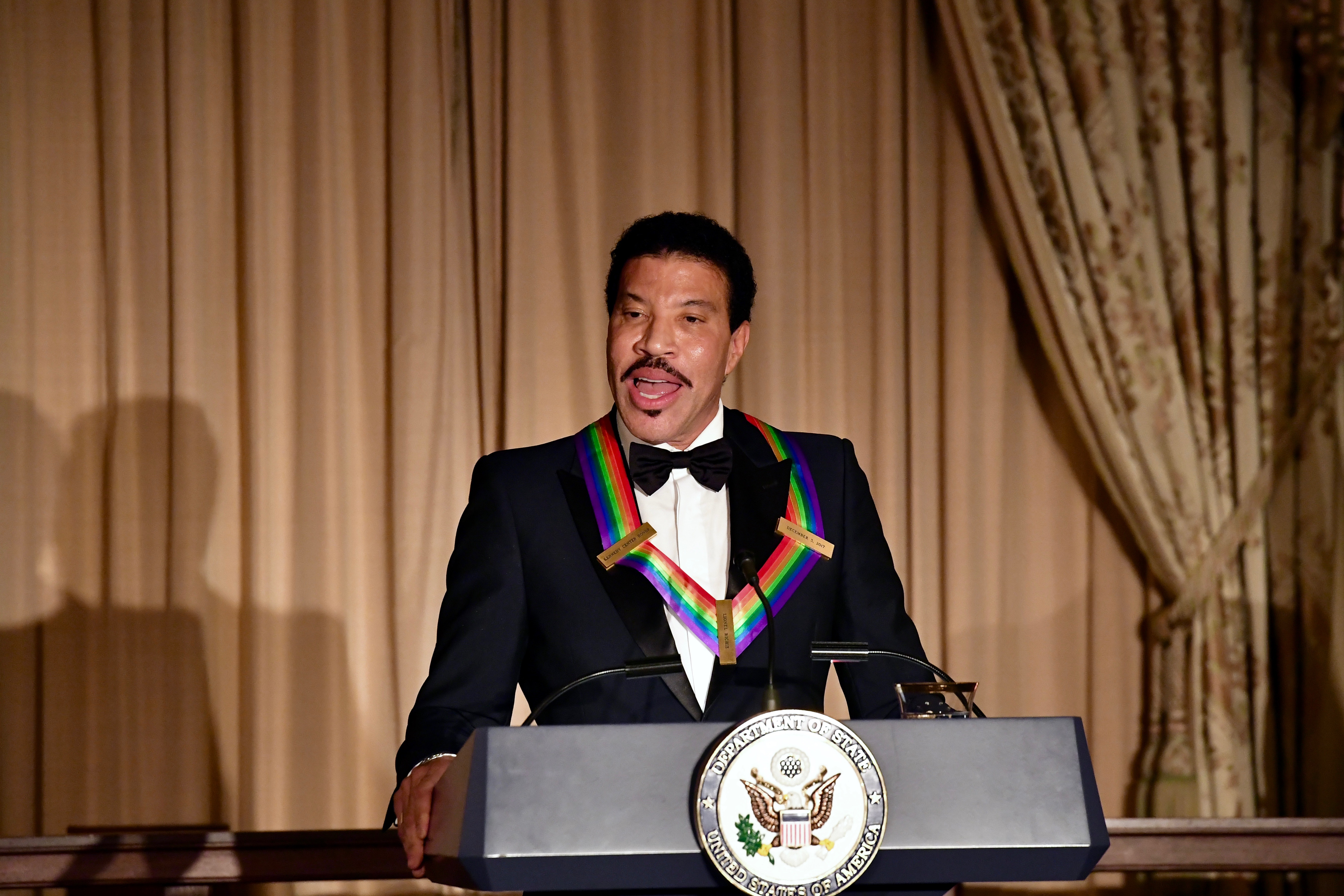 File Lionel Richie Delivers Remarks After Receiving His Kennedy Center Honor Medal 38833272341 Jpg Wikimedia Commons Tonton in tresor de la langue francaise informatise (the digitized treasury of the french language). wikimedia commons