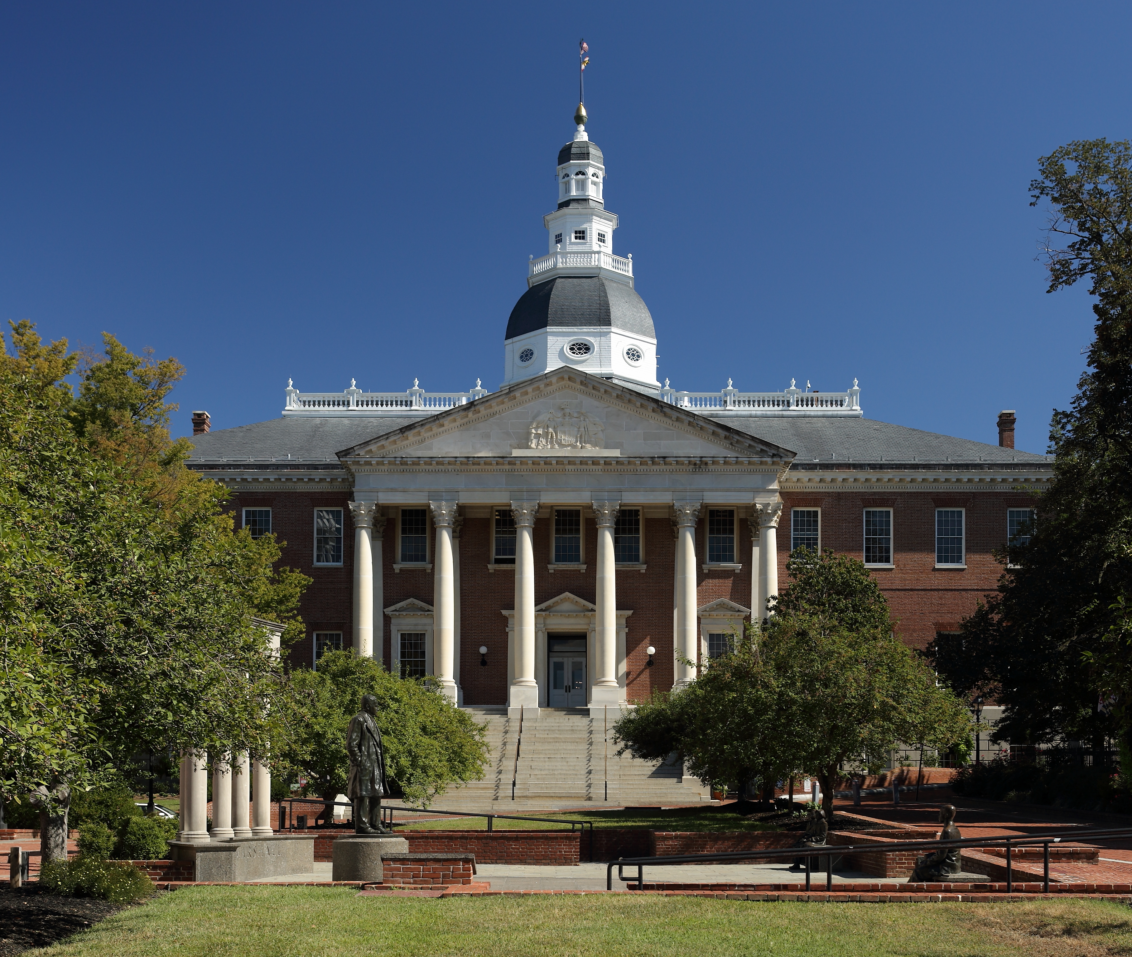 Maryland_State_House_from_College_Ave.JP