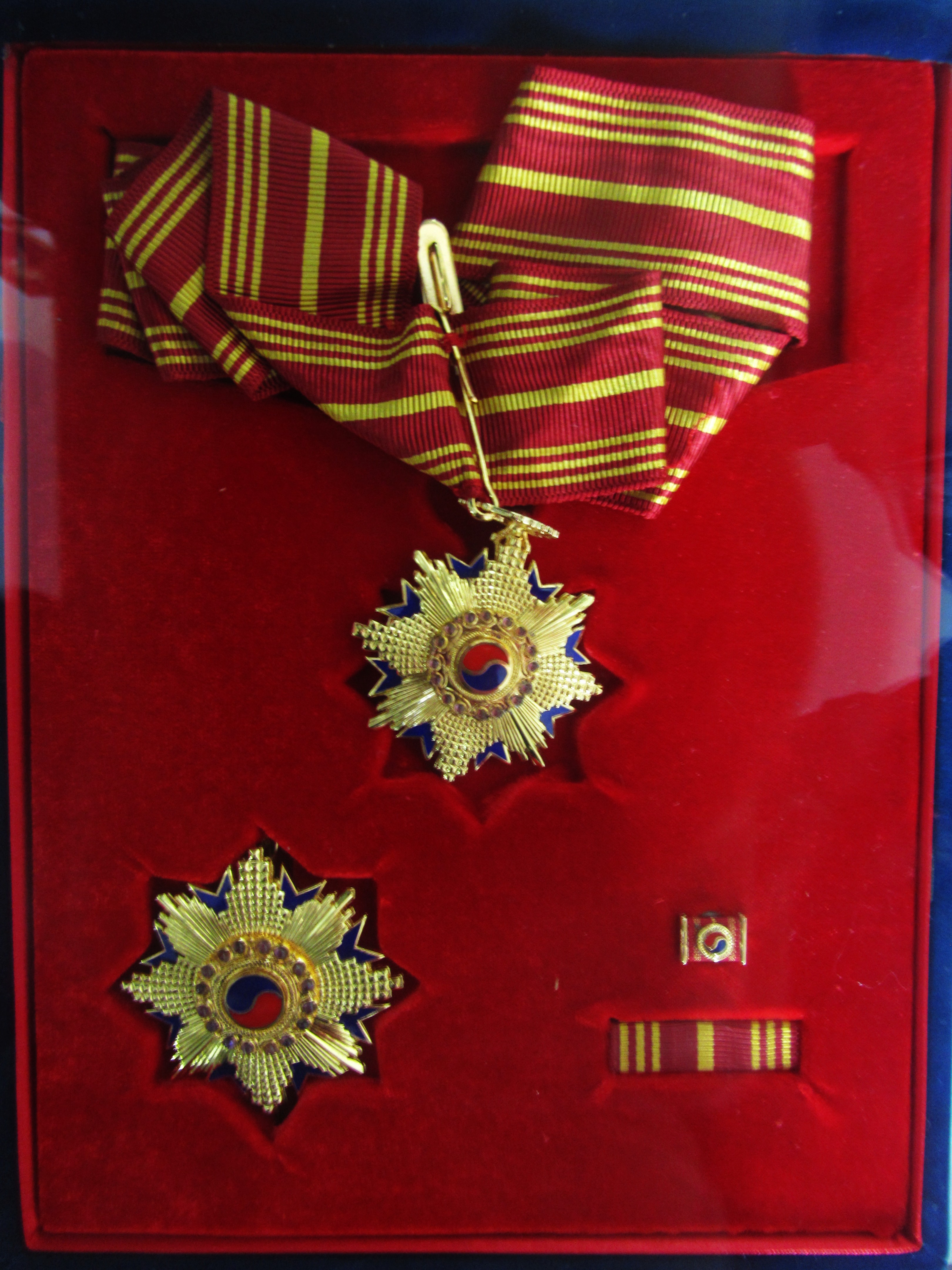 Order of Merit for National Foundation for Chu Fucheng 2013-12.JPG