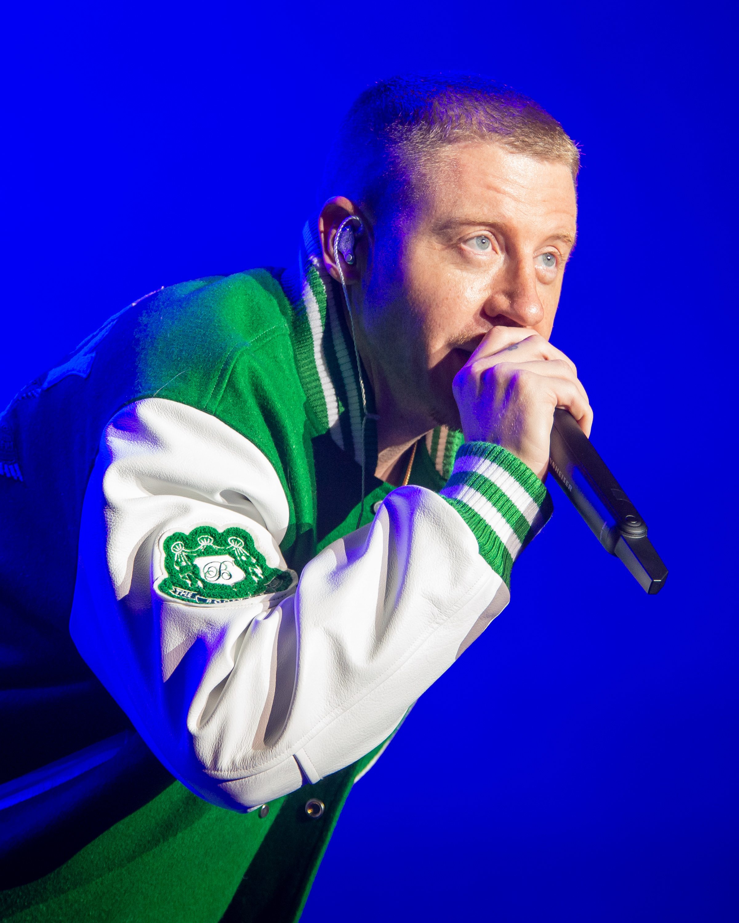 https://upload.wikimedia.org/wikipedia/commons/0/06/P2N2022Macklemore_2.jpg