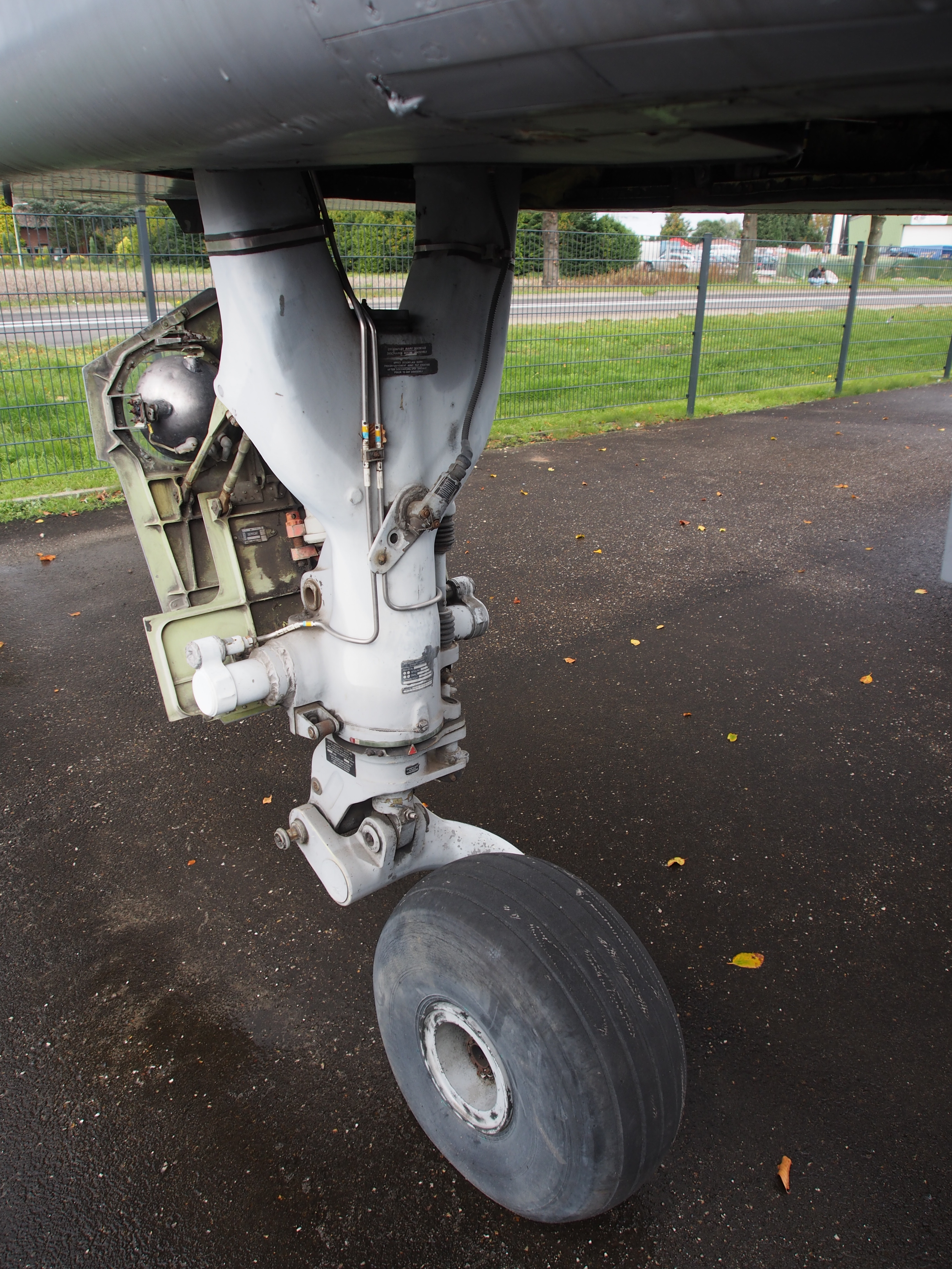 File:SEPECAT Jaguar XZ357 Nose gear at the Piet Smits collection at Baarlo  in Netherlands, pic 7.JPG - Wikimedia Commons