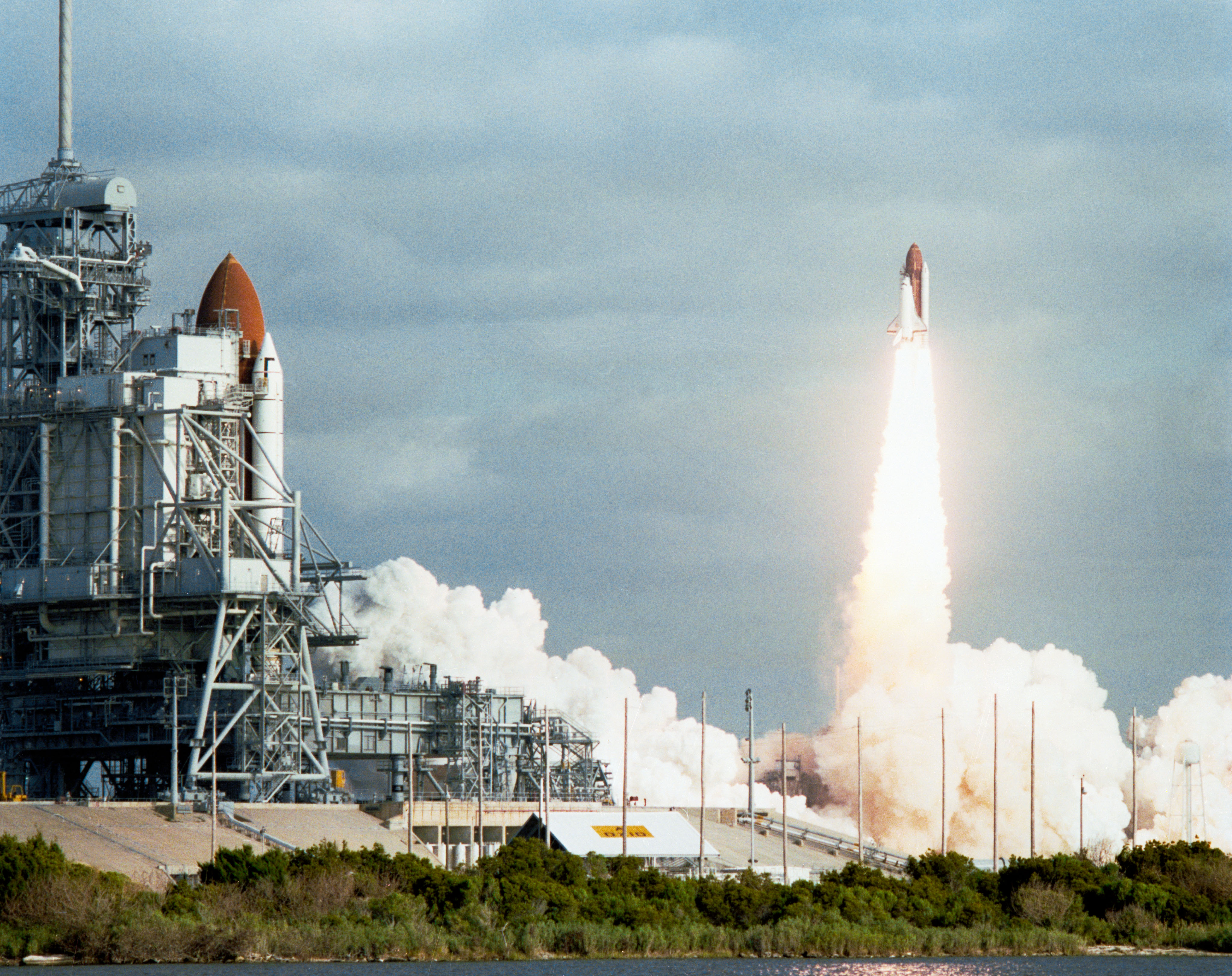 https://upload.wikimedia.org/wikipedia/commons/0/06/STS-31_Discovery%2C_OV-103%2C_liftoff_from_KSC.jpg