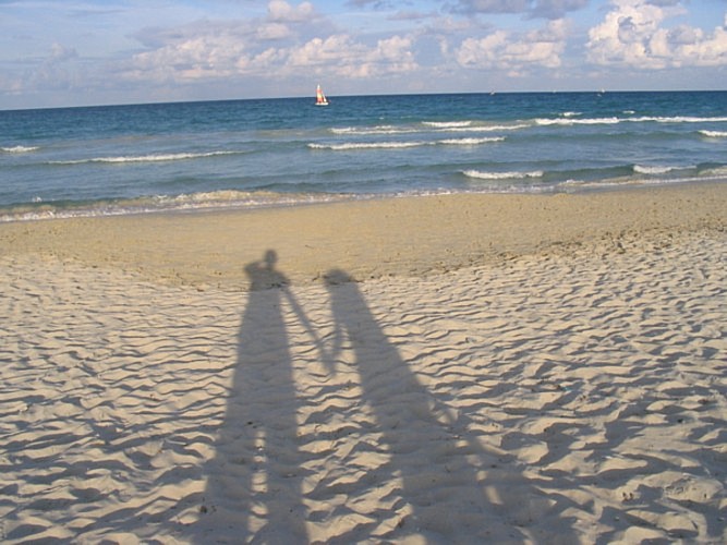 File:Shadows of people at Djerba.jpg