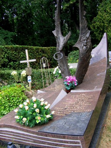 File:Stanislaw Skalski monument.jpg