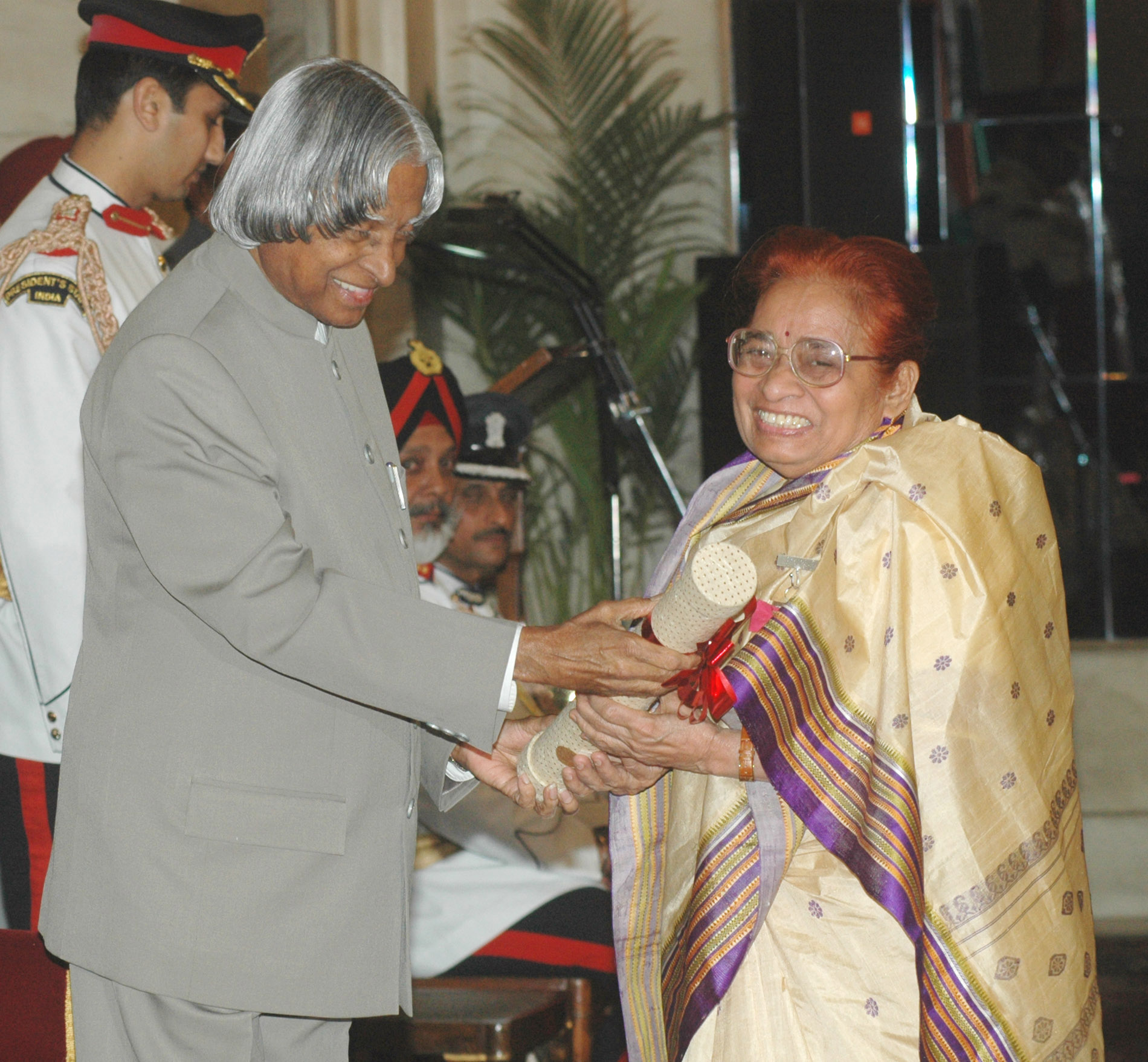 File:The President, Dr. A.P.J. Abdul Kalam presenting the Padma Vibhushan  Award – 2006 to Dr. (Ms.) Nirmala Deshpande, a well-known Gandhian, in New  Delhi on March 20, 2006.jpg - Wikimedia Commons