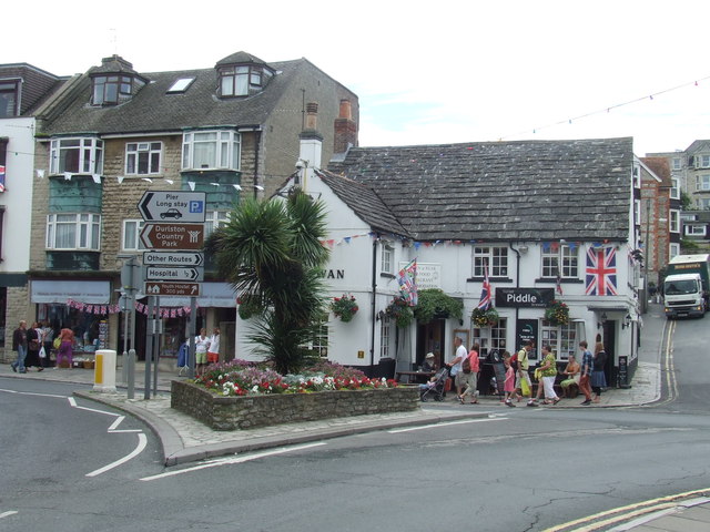 File:The Swan, Swanage - geograph.org.uk - 3105540.jpg