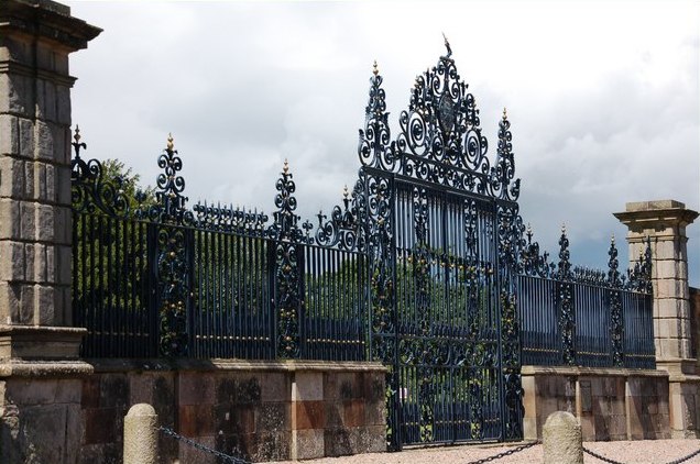 File:The gates of Hillsborough Castle.jpg