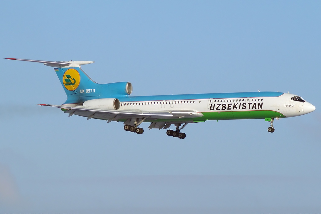 Uzbekistan m. Ту 154 Узбекистан. Tupolev Uzbekistan Airways. Uzbekistan Airways Домодедово. Обои на рабочий стол ту 154 Узбекистан.