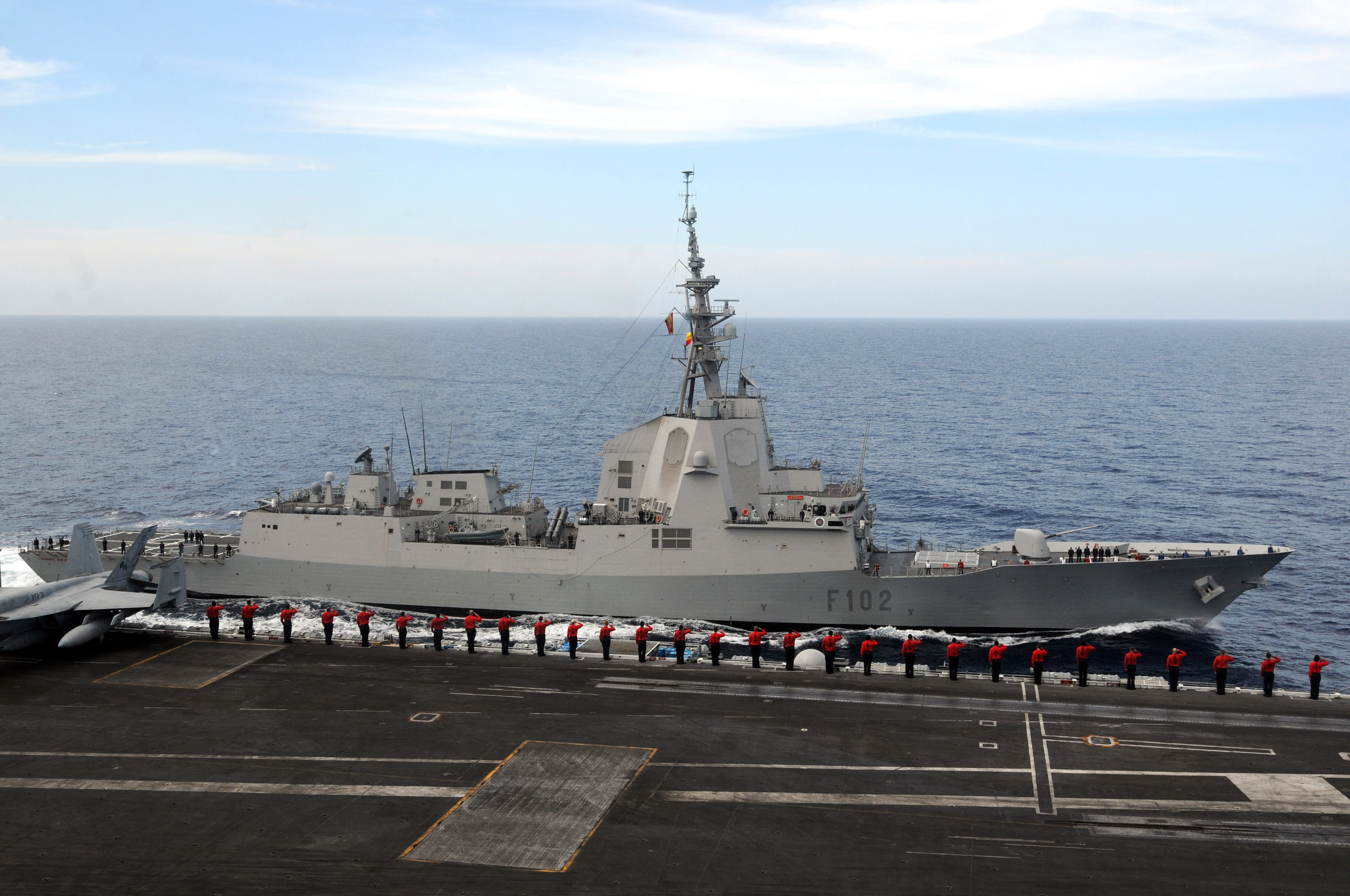 España - Página 12 US_Navy_110608-N-QL471-782_Sailors_aboard_the_aircraft_carrier_USS_George_H.W._Bush_(CVN_77)_salute_the_Spanish_navy_frigate_ESPS_Almirante_Juan_De