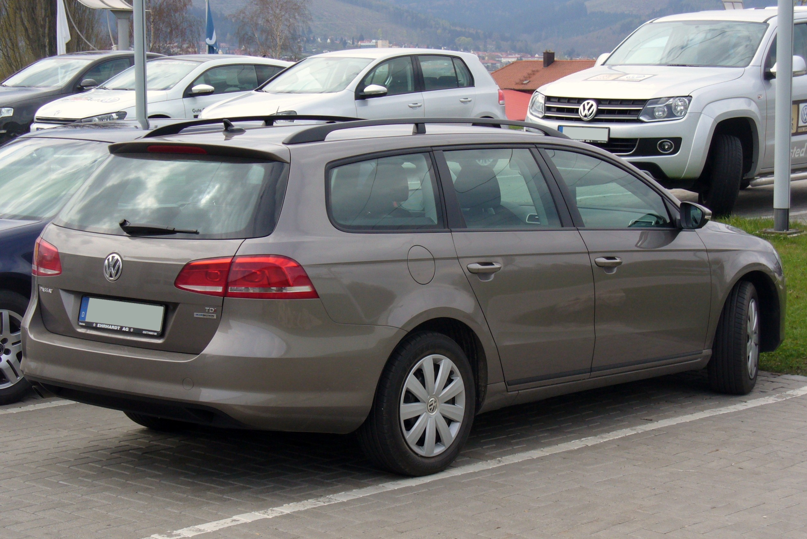 File:VW Passat Variant B7 2.0 TDI BMT DSG Highline Deep Black Heck.JPG -  Wikimedia Commons