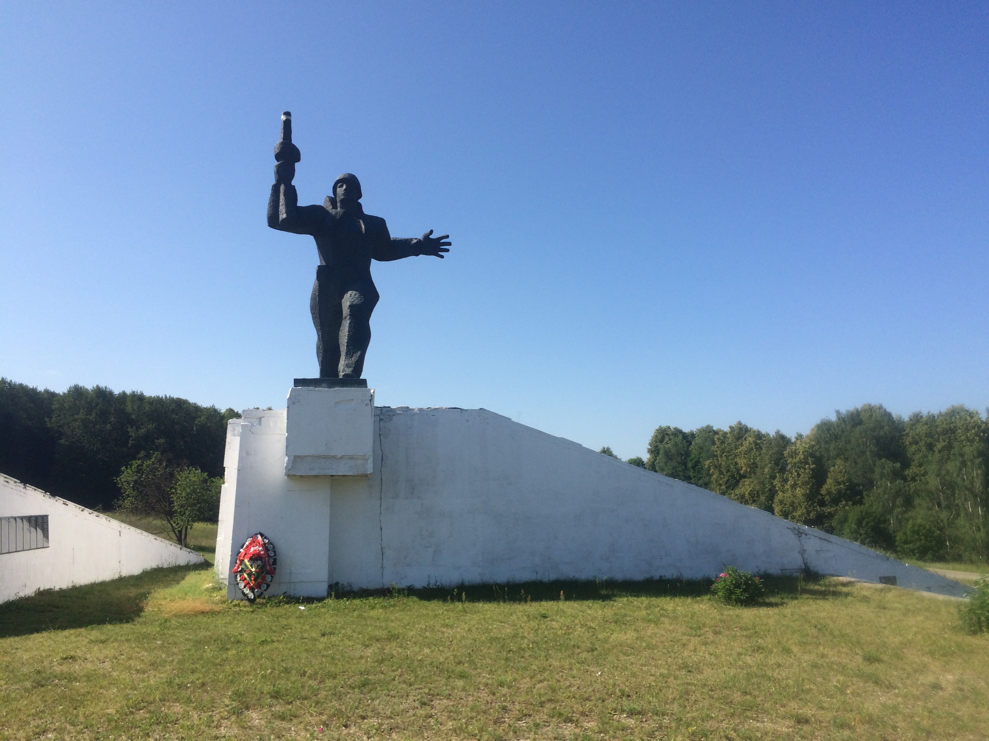 Памятник никольское. Мемориал Смоленская область Гагаринский район. Памятник Никольское Гагаринский район. Мемориал Никольское Гагаринский район. Памятник солдату Никольское Смоленской обл.