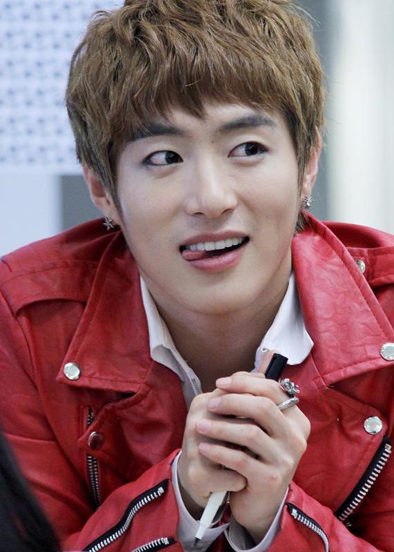 K-pop band 100%'s lead singer Seo Minwoo dies - Wikinews, the news source