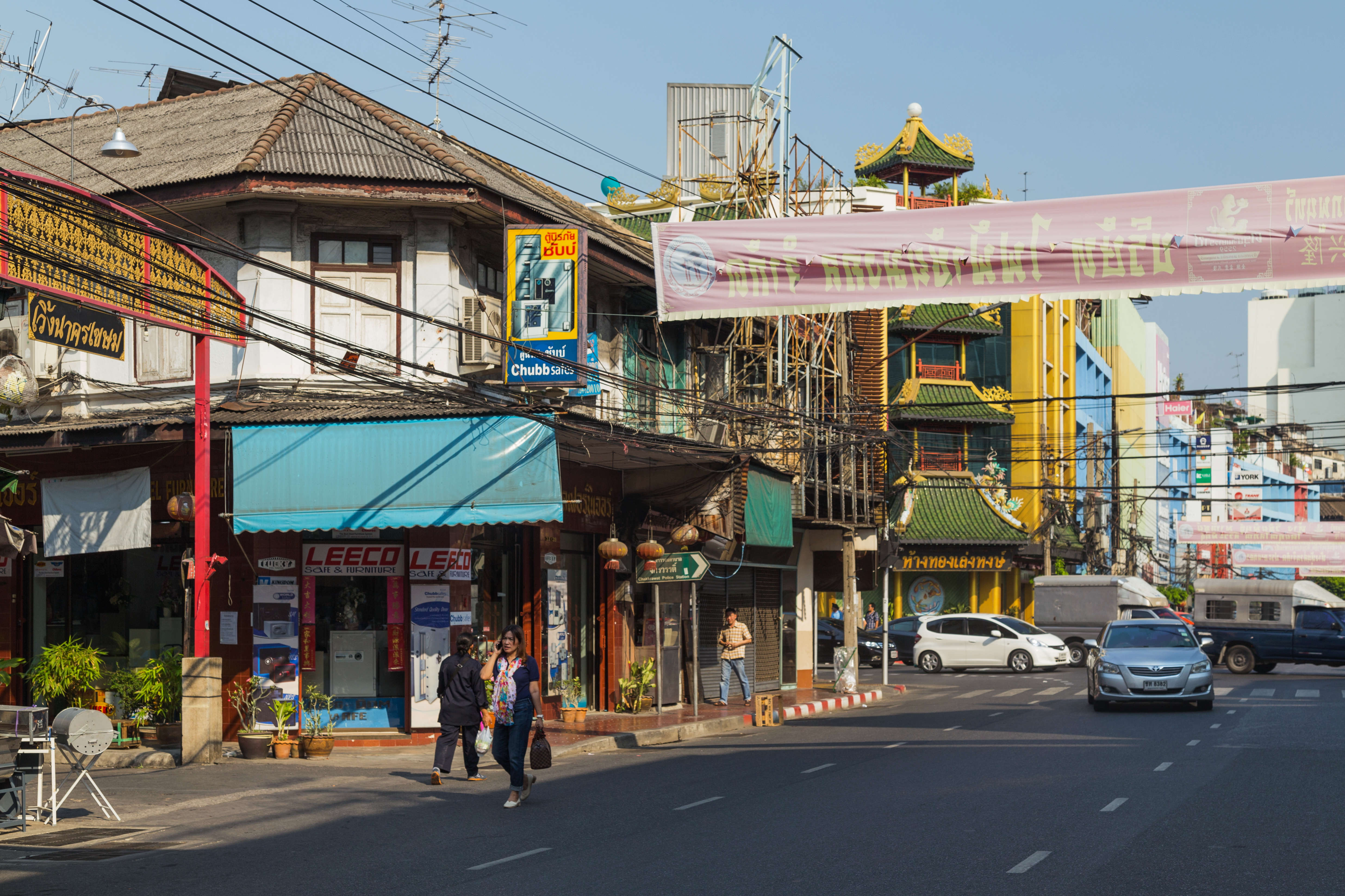 Бангкок 2016. Yaowarat Rd, Khwaeng Samphanthawong. Фото Бангкока Yaowarat Yard. Фото Бангкока Yaowarat Lizards in Klong. Фото Бангкока Yaowarat Lizards.