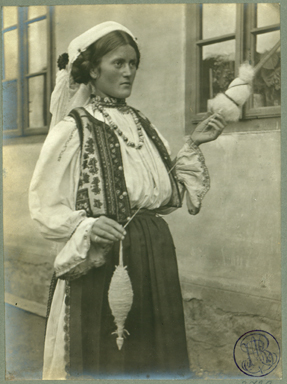 File:Adler - Costum popular feminin din Vulcan, jud. Hunedoara.jpg