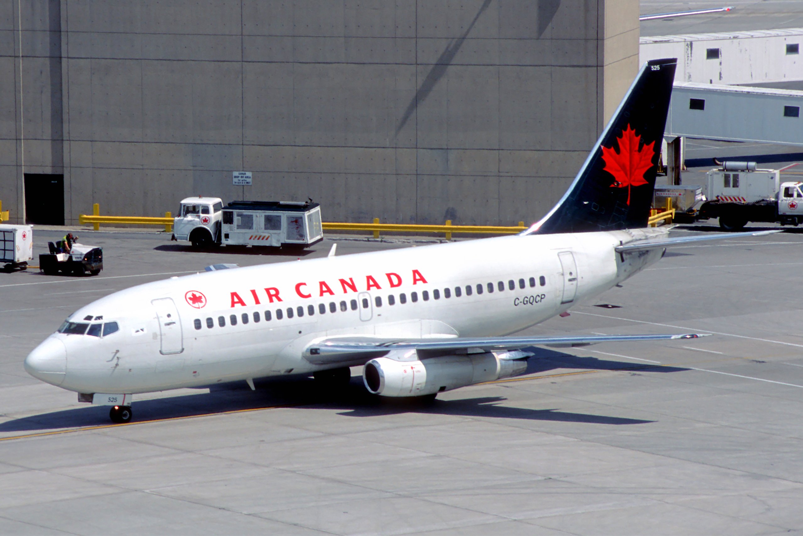 File:Air Canada Boeing 737-200; C-GQCP, July 2003 (6169566412).jpg 