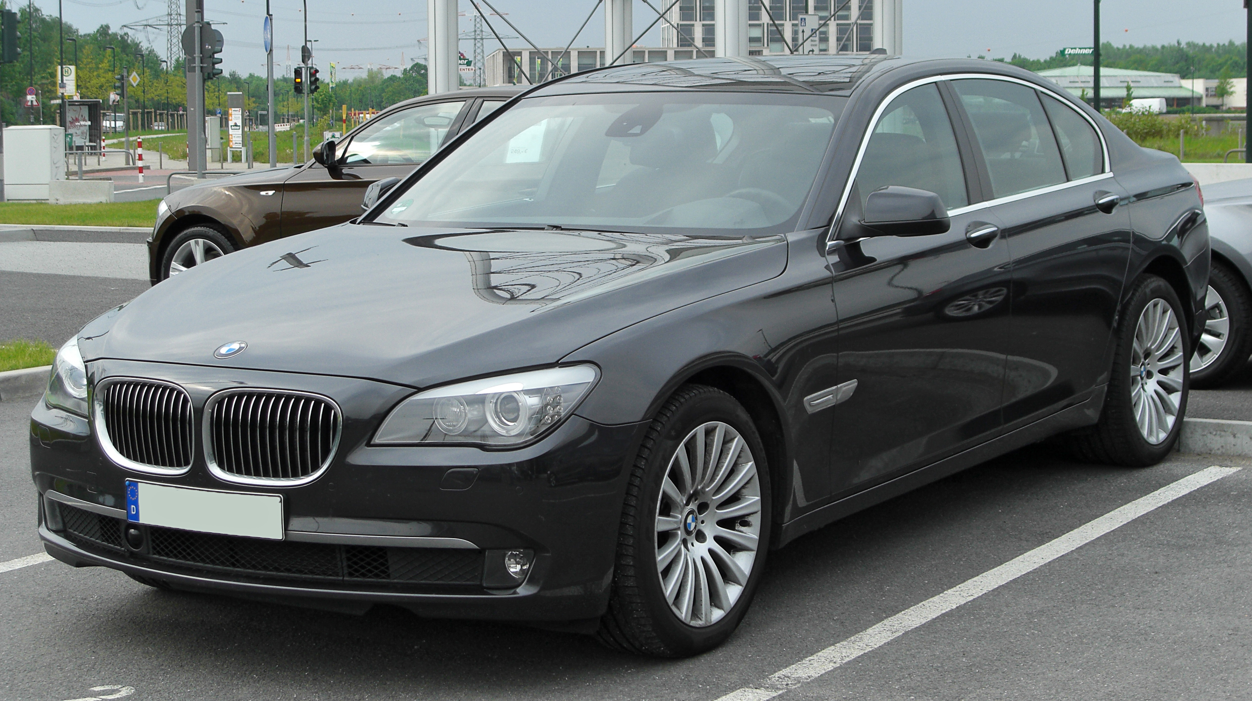 File:BMW 7er (F01) front 20100515.jpg - Wikimedia Commons