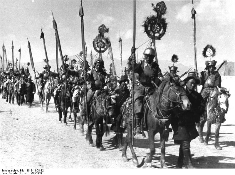 File:Bundesarchiv Bild 135-S-11-08-32, Tibetexpedition, Neujahrsparade, Rta pa Reiter.jpg