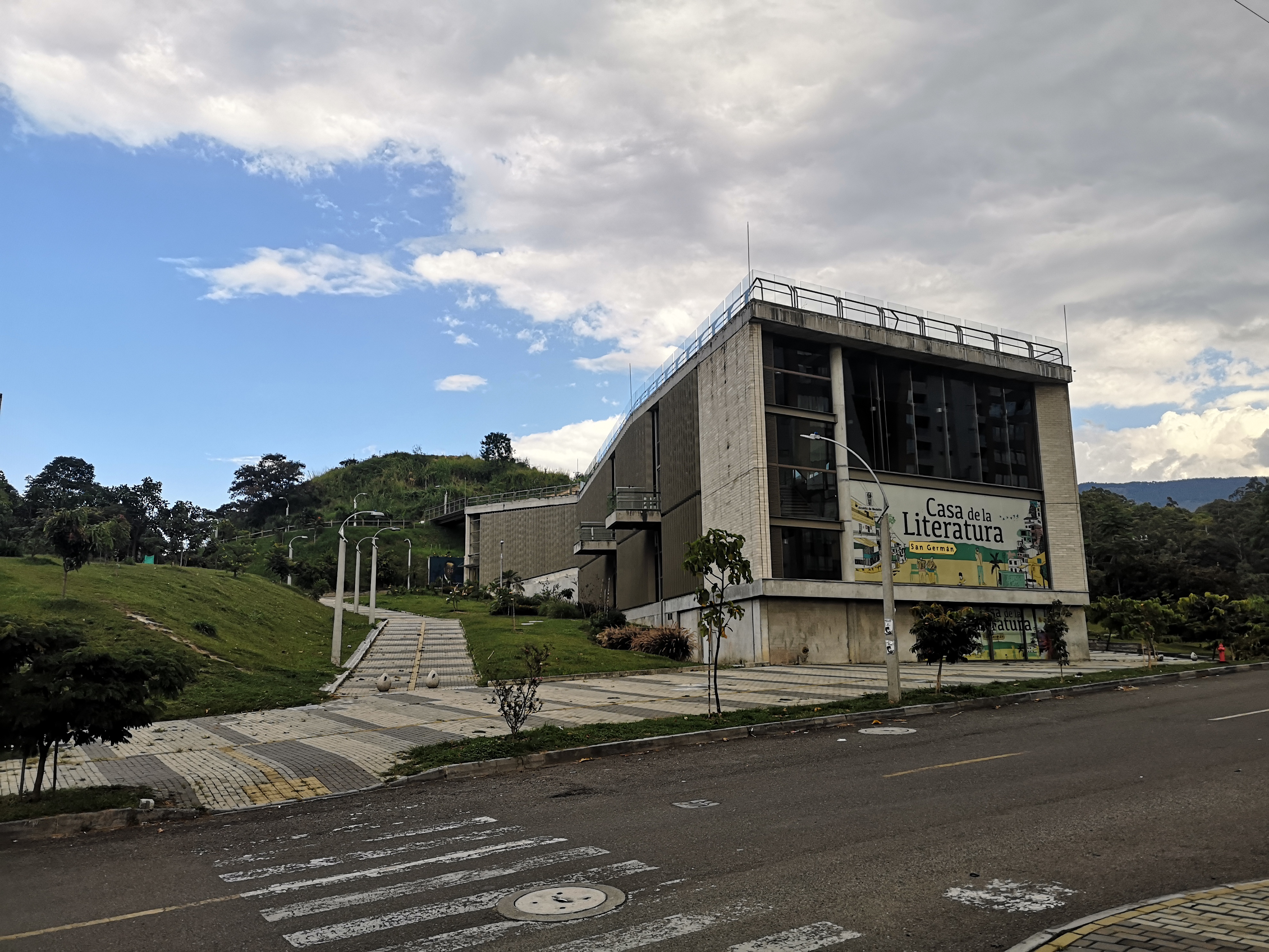 File:Casa de la Literatura San Germán, Medellín - exterior  -  Wikimedia Commons