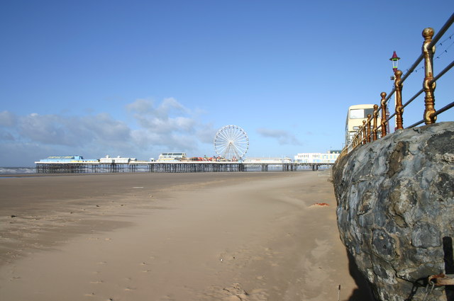 File:Central pier - geograph.org.uk - 278084.jpg