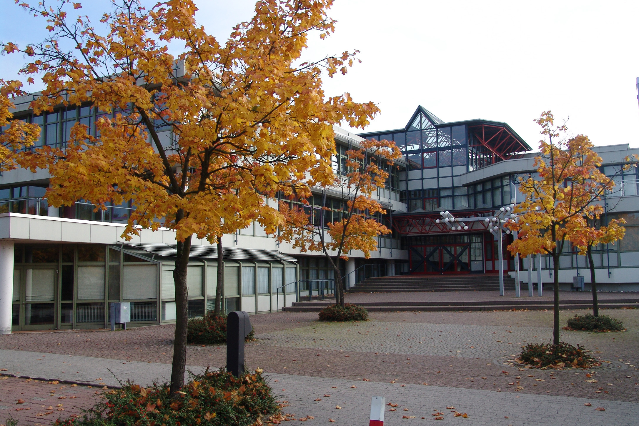 Haupteingang des Elly-Heuss-GymnasiumsBildarchiv der Stadt Weiden. Veröffentlichungsrechte bei der S...