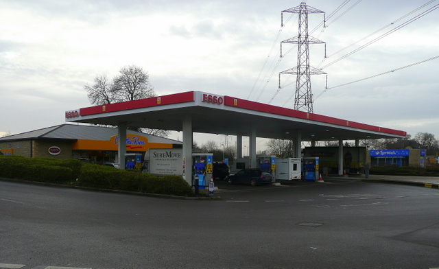 File:Filling station north of Chippenham - geograph.org.uk - 1084426.jpg