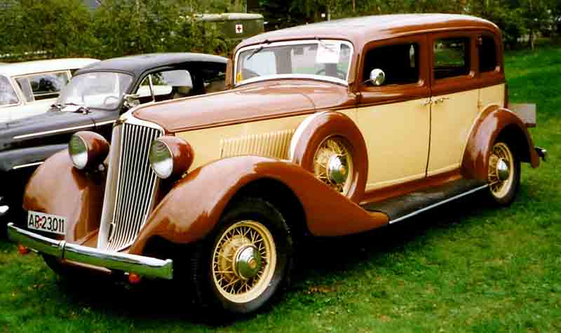 File:Graham Blue Streak 4-Door Sedan 1932.jpg