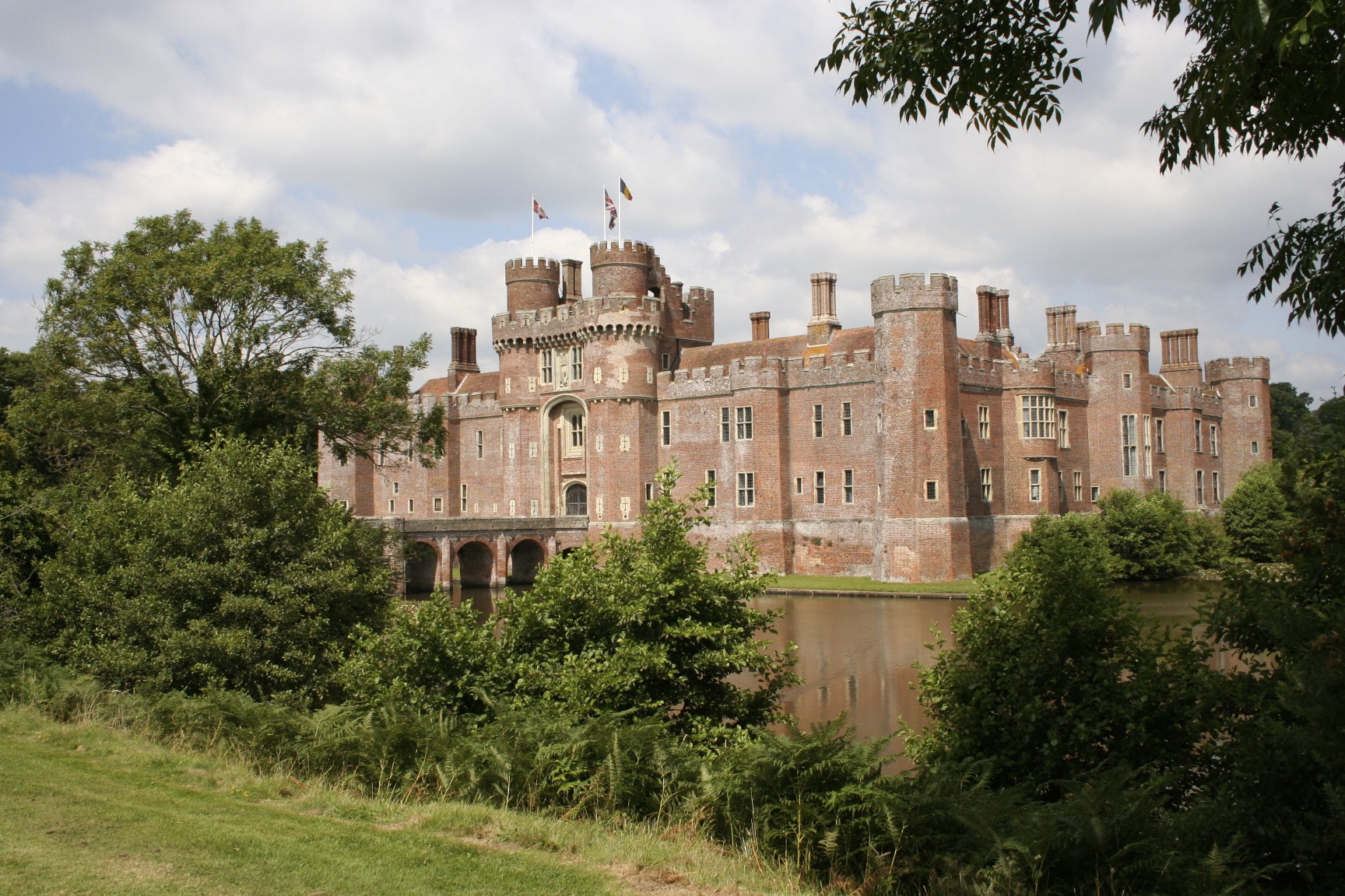 Castle summer. Замок херстмонсо. Замок хёрстмонсо план. Херстмонсо фасад. Herstmonceux Castle Plan.