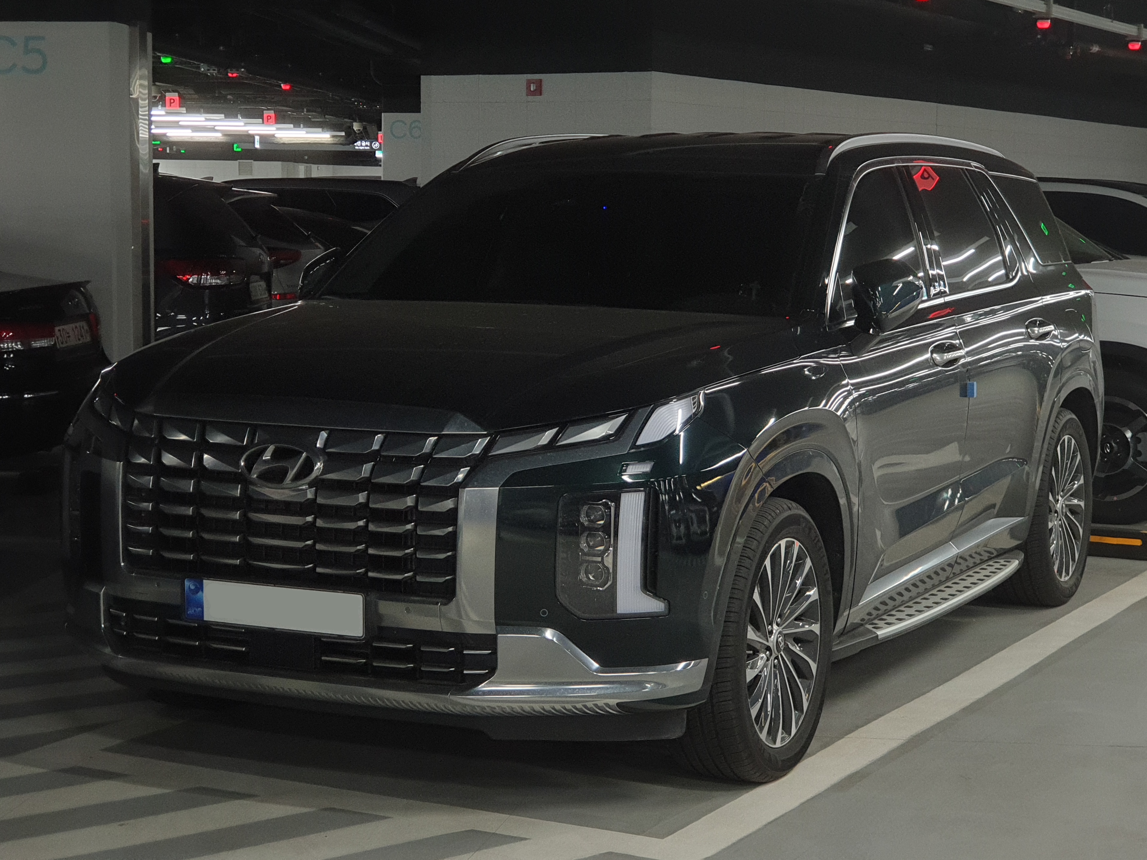 Palisade calligraphy. Хендай Палисад каллиграфия. Решетка радиатора Hyundai Palisade lx2. Хендай Палисад каллиграфия 2023 серый интерьер. Массаж Hyundai Palisade Calligraphy.